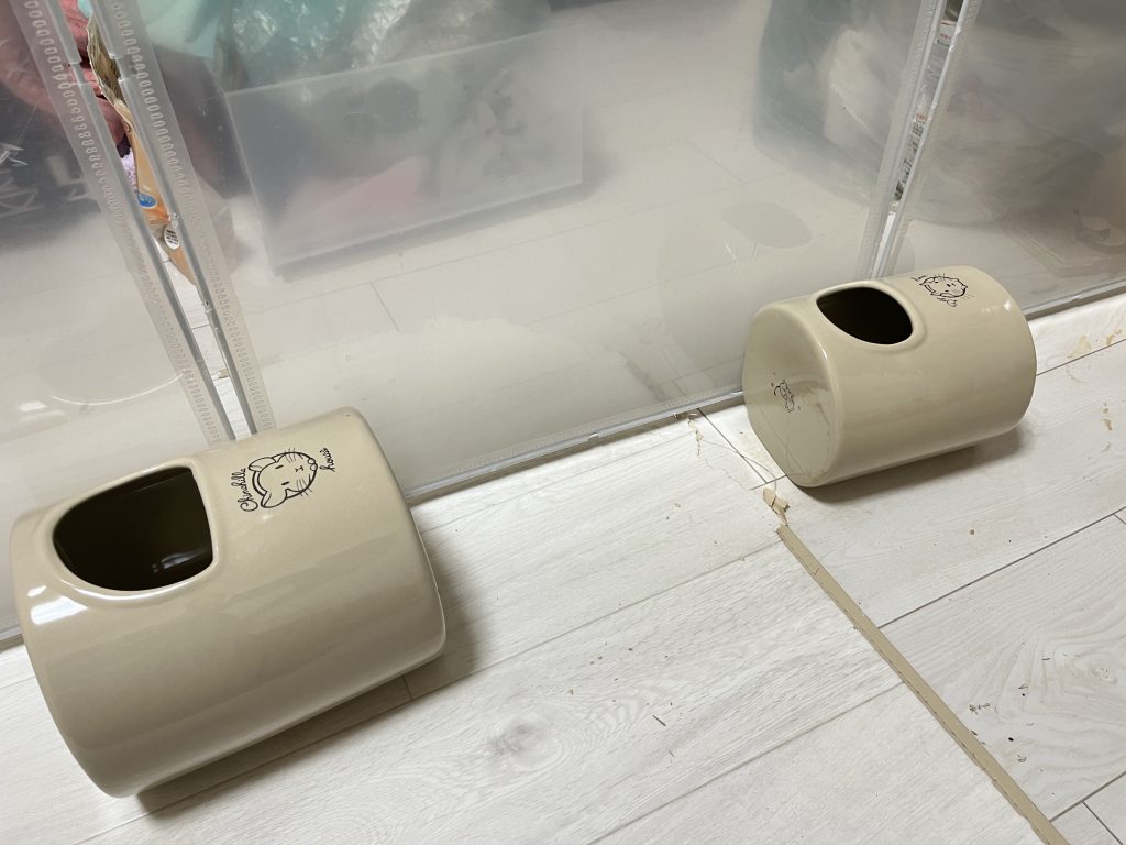 サークルの結合部分の前に陶器のハウスを置いています