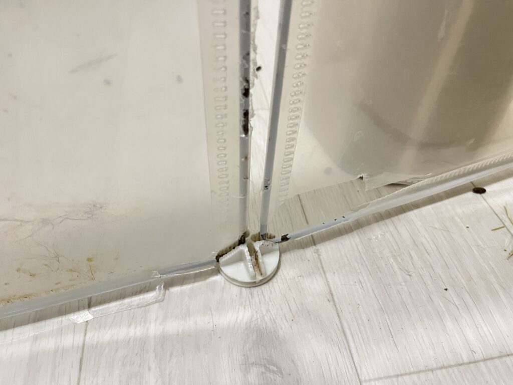 もぐちゃんがかじって穴を開けたペットサークル